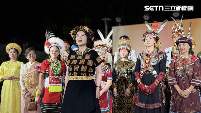 周春米入境隨俗，換上族服領頭，她有感而發：「面對原民文化、藝術，都該謙卑低頭、彎腰學習」，傾聽族群記憶。（圖／記者簡榮良攝影）