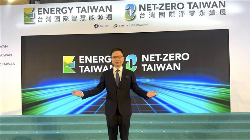 「算力是國力,電力是新石油」,2025台灣國際能源周開幕,460家國內外企業參展,展示最新儲能、氫能與碳管理技術。貿協董事長黃志芳直言,台灣AI伺服器全球市占逾7成,綠電與節能成為科技產業續航關鍵,能源轉型勢在必行。(圖/記者師瑞德攝影)