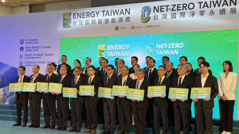 「算力是國力,電力是新石油」,2025台灣國際能源周開幕,460家國內外企業參展,展示最新儲能、氫能與碳管理技術。貿協董事長黃志芳直言,台灣AI伺服器全球市占逾7成,綠電與節能成為科技產業續航關鍵,能源轉型勢在必行。(圖/記者師瑞德攝影)