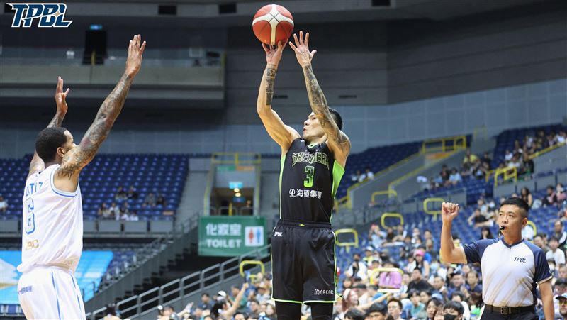 福爾摩沙張宗憲全場砍進21分,只是尷尬的是他其實在第3節前半段就應該要遭驅逐出場,但裁判和紀錄組一直到剩下最後1分鐘才發現鬧了烏龍。(圖/TPBL提供)