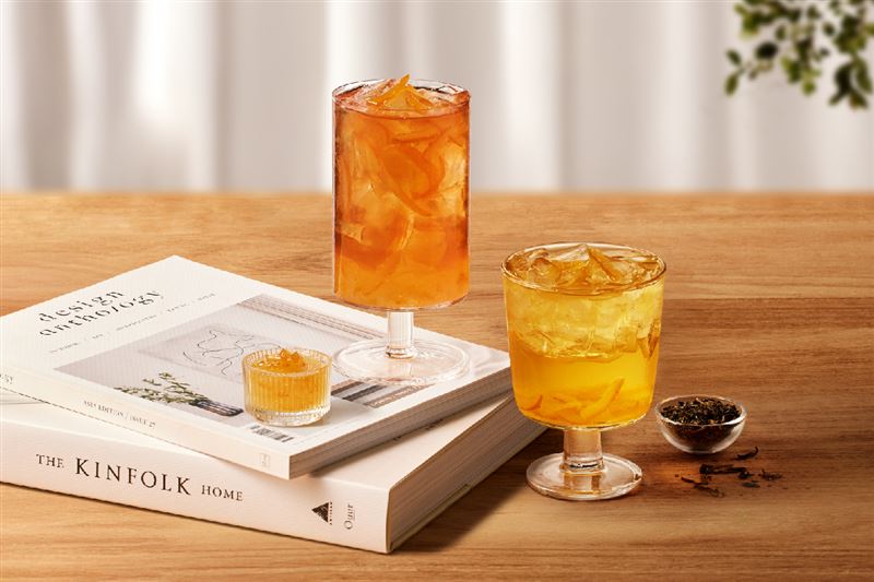 茶湯會「柚虎系列」新品,以韓國蜂蜜柚子醬入茶,左為香柚鐵觀音,右為香柚翡翠綠。(圖/茶湯會提供)