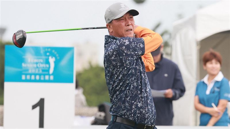 中國高球選手張連偉於2025富邦長春公開賽首輪擊出70桿,暫時並列第一。(圖/富邦金控提供)