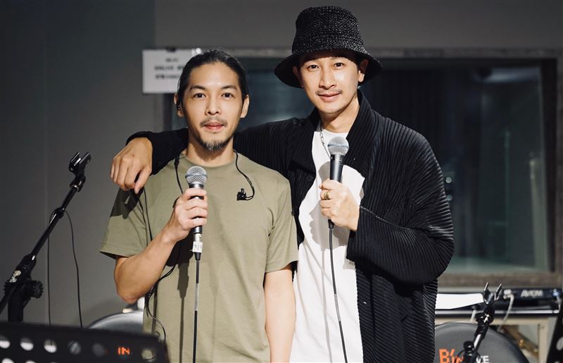 浪花兄弟楊常青（左）、Darren邱凱偉（右）睽違15年合體。（圖／杰威爾音樂提供）