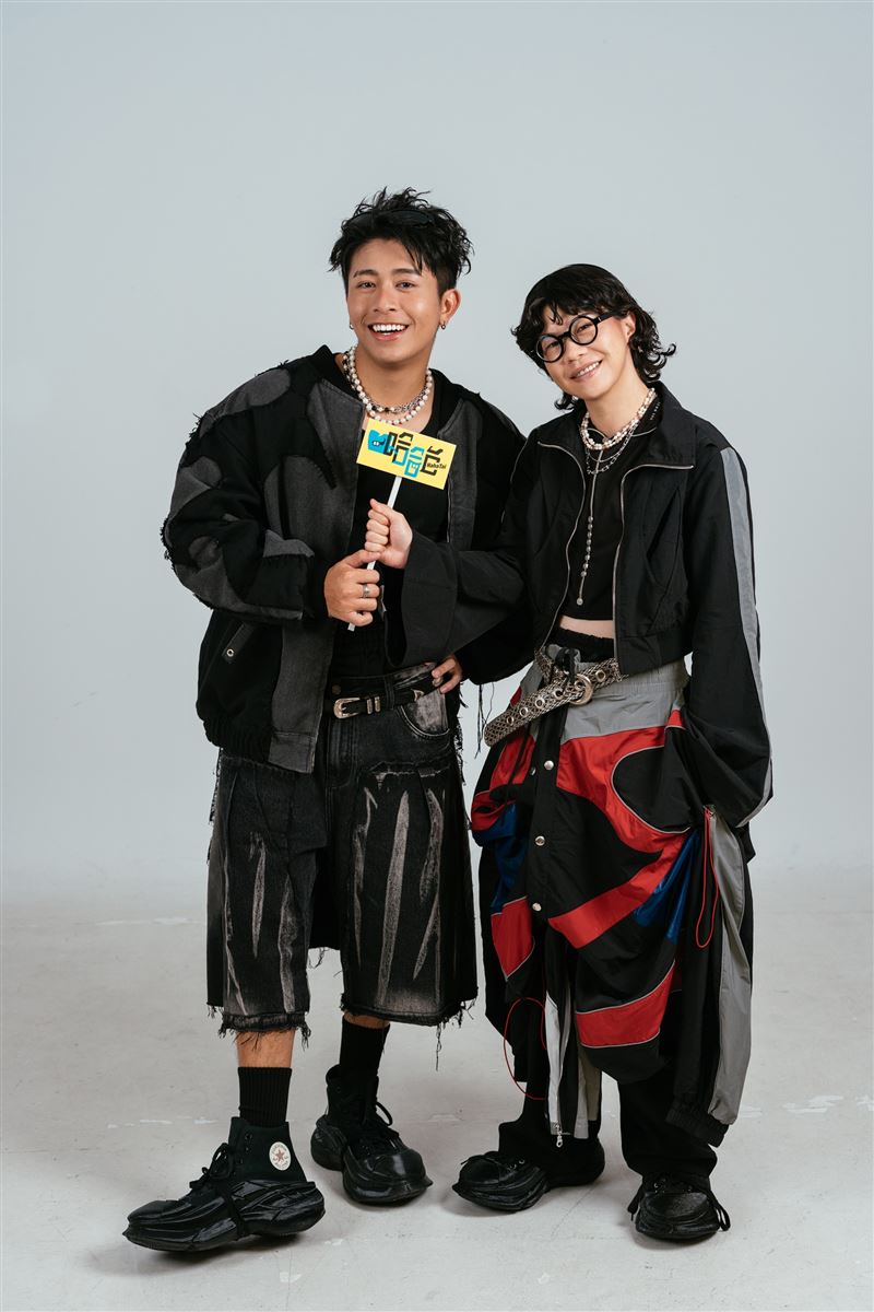 「HahaTai 哈哈台」蓋瑞（左）與傑尼（右）首度主持金音獎頒獎典禮。（圖／必應創造提供）