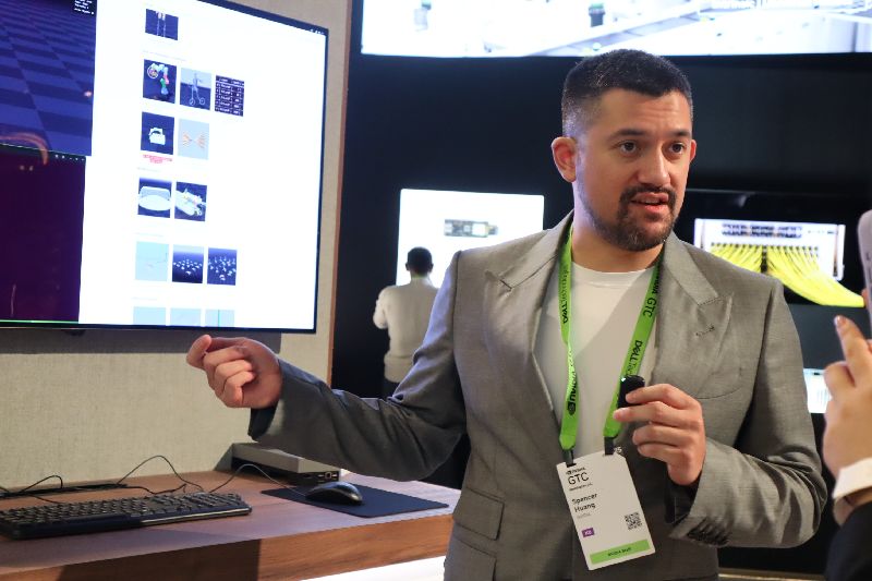 輝達執行長黃仁勳的兒子、機器人產品線經理黃勝斌與逾150家廠商在大會展覽廳展示創新技術。(圖/中央社)