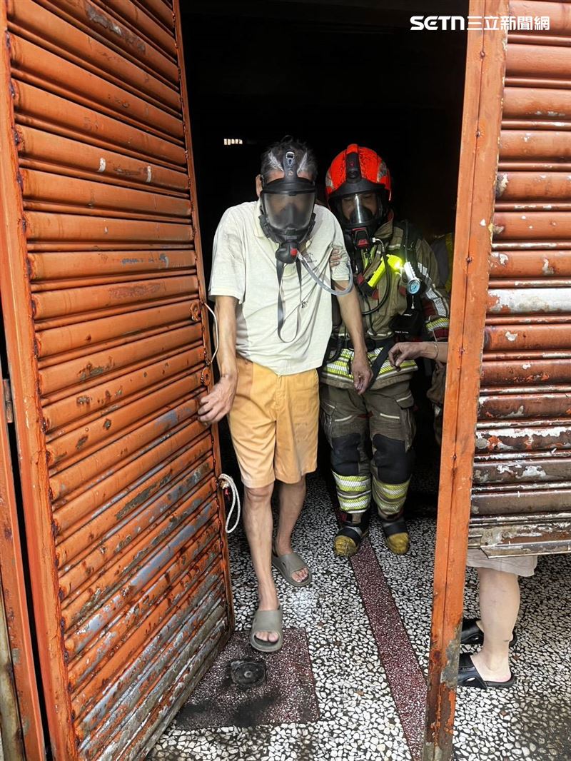 歷經驚心動魄21分鐘，受困男女被救出。（圖／翻攝畫面）