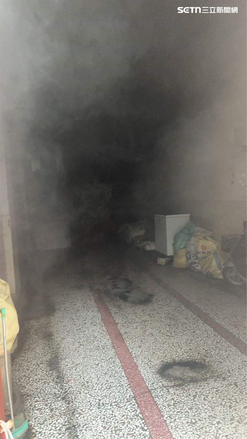 屏東市一棟透天厝突竄火舌，屋內濃煙密佈。（圖／翻攝畫面）