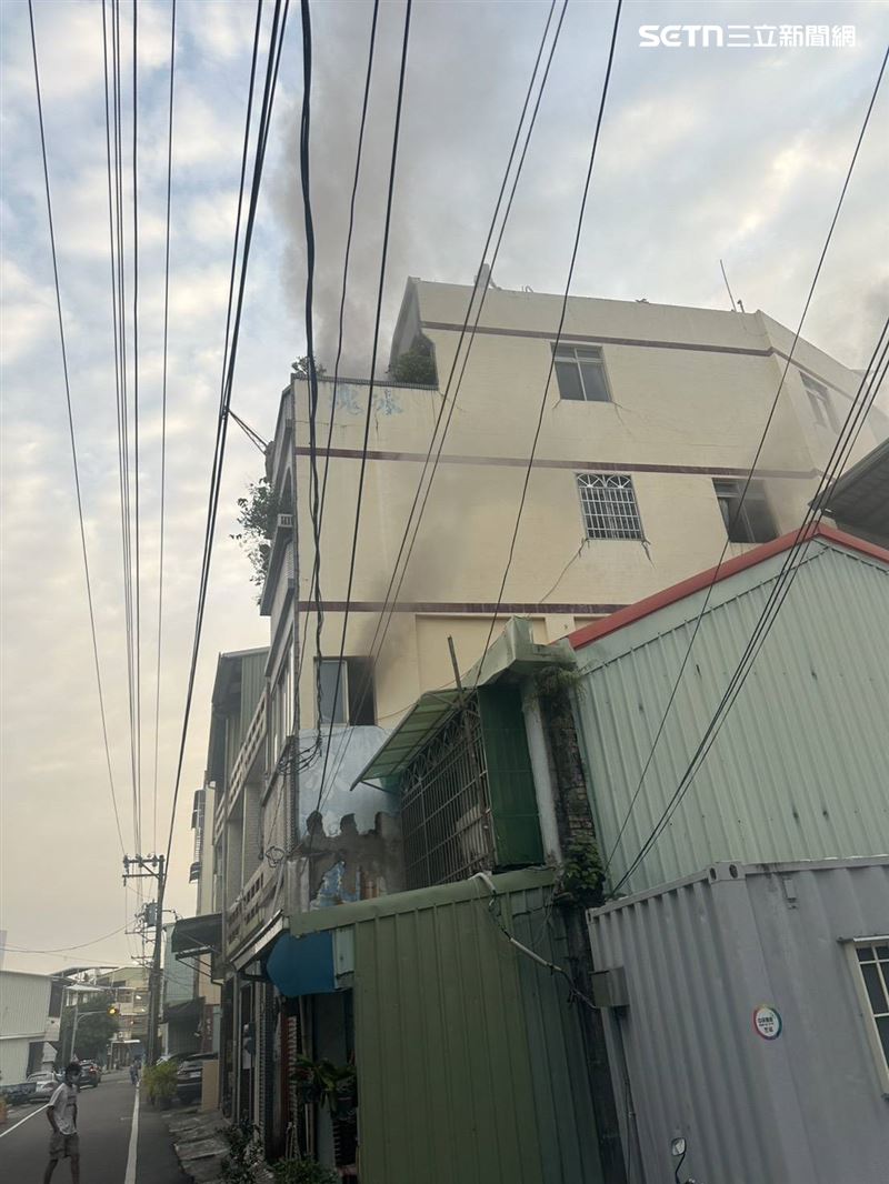 屏東市金城街30日上午6時許發生火警，2人受困4樓陽台喊救命。（圖／翻攝畫面）