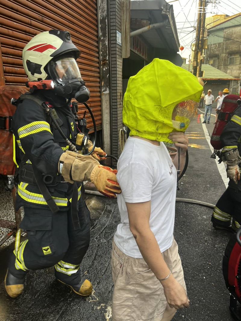 歷經驚心動魄21分鐘，受困男女被救出。（圖／翻攝畫面）