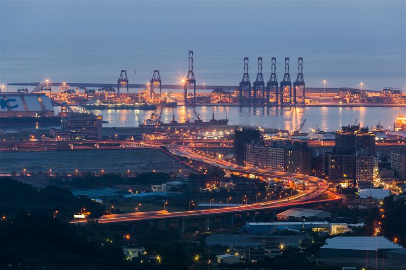 八里海岸線,即將從單純觀光區,轉為多功能的國際港灣。(圖 /星球設計工作室)