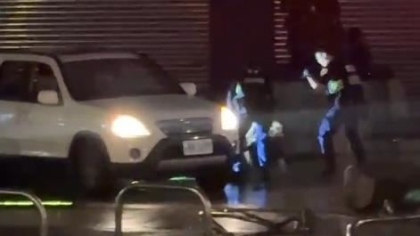 葉男拒檢加速逃逸,警方一路追捕將他壓制逮捕。(圖/翻攝基隆人大小事)