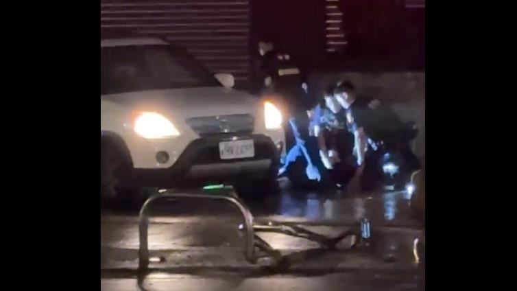 葉男拒檢加速逃逸,警方一路追捕將他壓制逮捕。(圖/翻攝基隆人大小事)