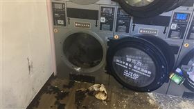 烘衣機突竄火，消防隊到場射水撲滅火勢。（圖／翻攝畫面）