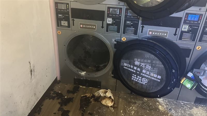 烘衣機突竄火，消防隊到場射水撲滅火勢。（圖／翻攝畫面）