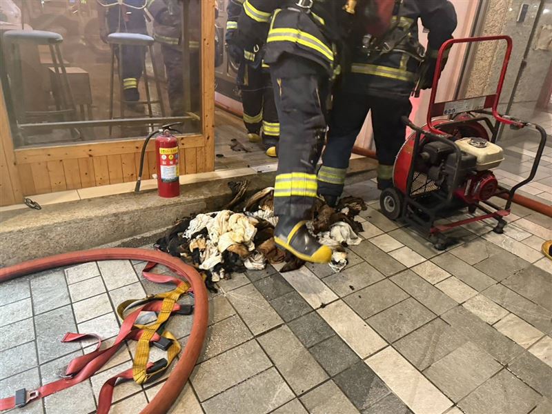 起火的衣物毛巾。（圖／翻攝畫面）