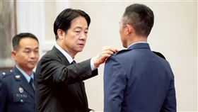 總統賴清德主持將官晉升授階典禮，致詞時他強調，面對中共威脅侵擾，台灣要堅定反侵略，更首度表態反對推進統一！（圖／總統府提供）