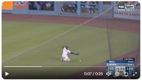 赫南德茲（Teoscar Hernandez）滑接不成讓藍鳥跑出三壘安。（圖／翻攝自X @TalkinBaseball_）