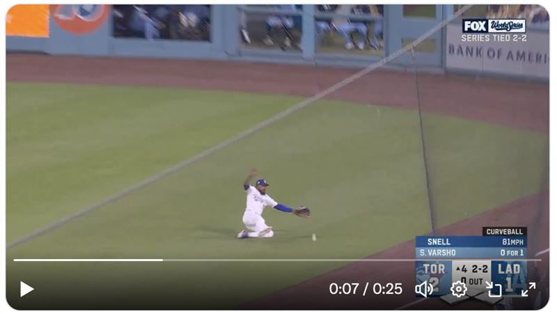 赫南德茲（Teoscar Hernandez）滑接不成讓藍鳥跑出三壘安。（圖／翻攝自X @TalkinBaseball_）