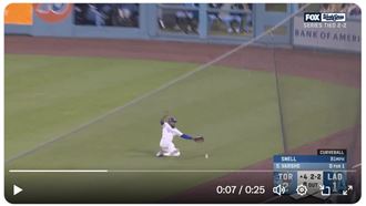 西語老師逞強滑接　一壘打變三壘道奇掉分