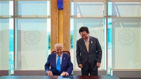 南韓政府官方獨家公開了川普與李在明兩人私底下笑開懷的模樣。（圖／翻攝自青瓦臺）