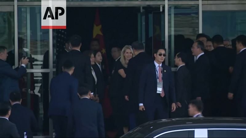 習近平也已抵達會面地點，保鑣、維安陣仗龐大。（圖／翻攝畫面）