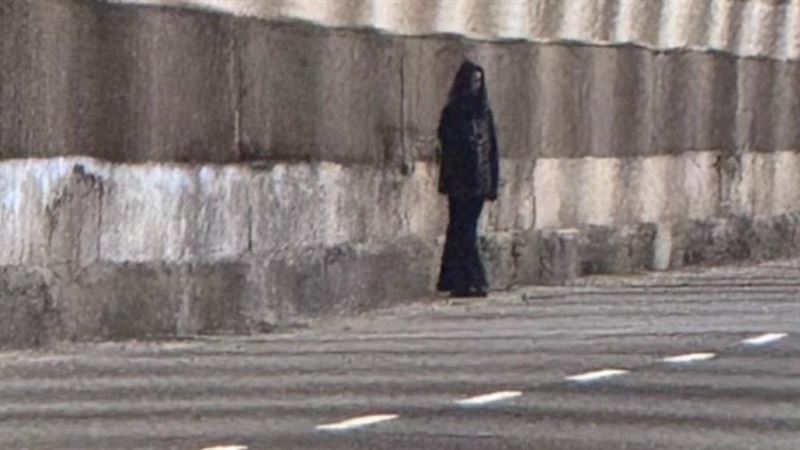 今年10月底有騎士行經基隆中山隧道驚見「長髮女鬼」，3名拍攝者觸法遭開罰。（圖／翻攝靈異公社）