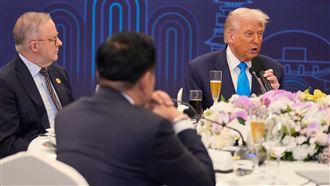 韓媒曝川普舉杯後悄放下　轉頭就喝起可樂