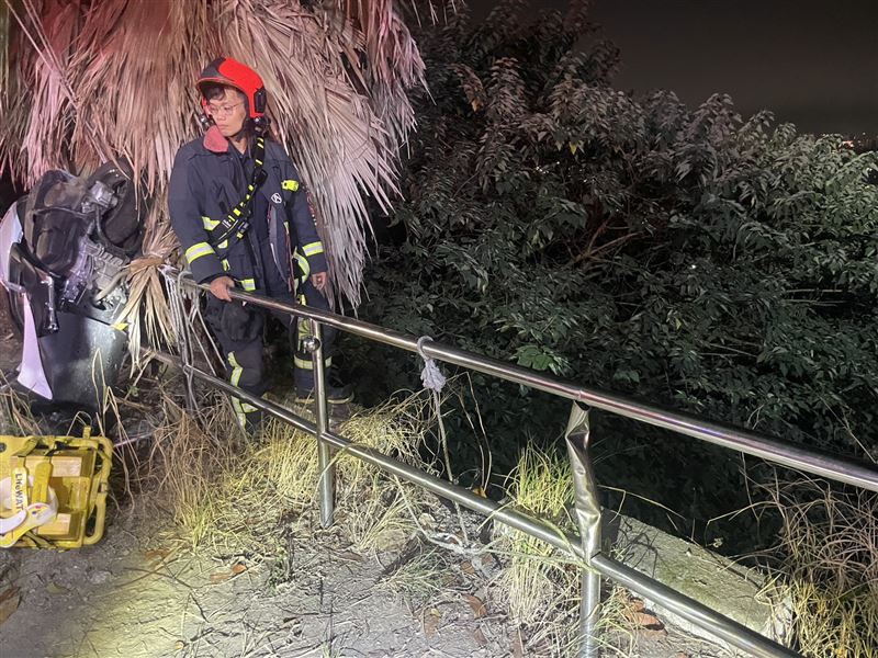 消防員緊架設繩索下切將人救起。（圖／翻攝畫面）