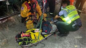 台中朝陽科大後山嚴重車禍！19歲女大生「跑山墜6米深山崖」吊掛救起