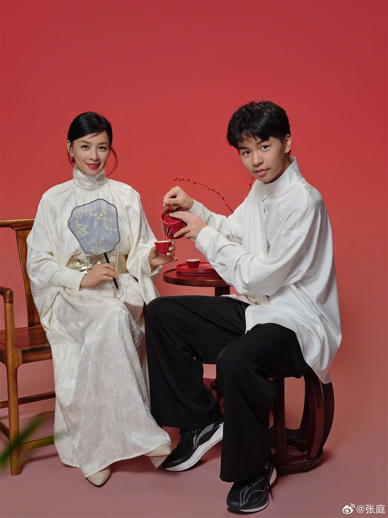 張庭（左）與兒子林秉翰（右）幸福合照。（圖／翻攝自張庭微博）