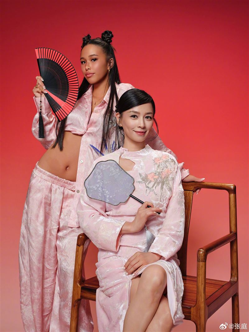 張庭（右）與女兒林希曈（左）甜蜜合照。（圖／翻攝自張庭微博）