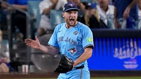 世界大賽G5藍鳥菜鳥投手耶薩維奇（Trey Yesavage）投滿7局失1分飆12Ｋ。（圖／美聯社／達志影像）