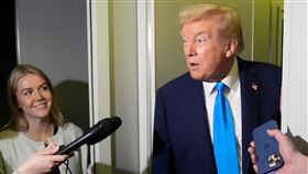 白宮新聞秘書李威特是川普政府重要的左右手之一，此次也陪同川普一起進行出訪行程。（圖／美聯社／達志影像）