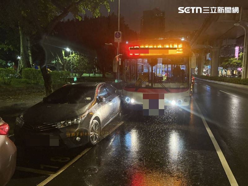 北市黃姓女司機駕駛公車時突然爆胎，導致車輛失控擦撞停車格的2部轎車。（圖／翻攝畫面）