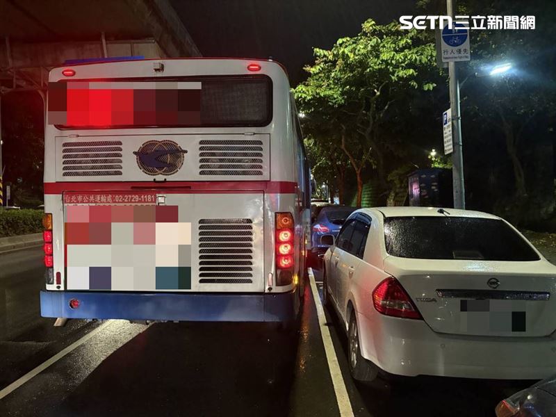 北市黃姓女司機駕駛公車時突然爆胎，導致車輛失控擦撞停車格的2部轎車。（圖／翻攝畫面）
