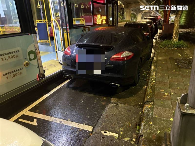 北市黃姓女司機駕駛公車時突然爆胎，導致車輛失控擦撞停車格的2部轎車。（圖／翻攝畫面）