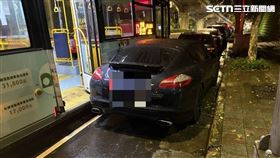 北市黃姓女司機駕駛公車時突然爆胎，導致車輛失控擦撞停車格的2部轎車。（圖／翻攝畫面）