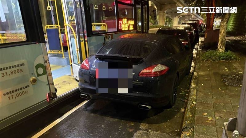 公車連撞停車格2車　保時捷半毀車主心碎