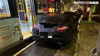 公車連撞停車格2車　保時捷半毀車主心碎