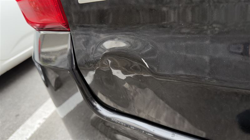 李岳車子撞出凹洞。（圖／種瓜得瓜工作室提供）