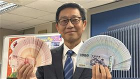 政府普發每人1萬元現金引發熱議，有人歡喜領紅包，有人呼籲捐回國庫，更有人主張改撥花蓮災後重建。公共政策平台上出現兩案提議，一要「加碼三萬」、一要「全數轉給花蓮」。網友留言炸鍋：「一萬可以吃一個月飯」「災民才該優先」觀點對立，全民紅包成了全民辯論。（圖／記者師瑞德攝影）