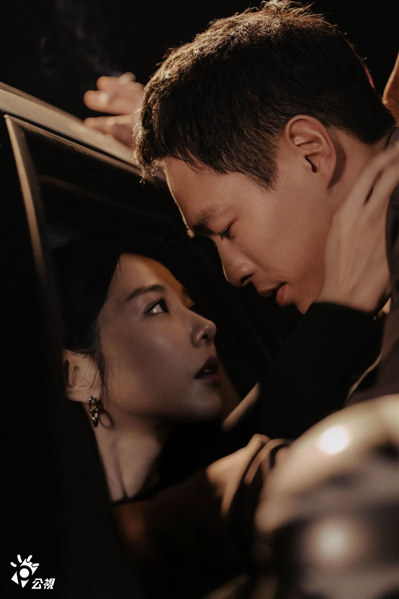 邵雨薇（左）笑稱隔著車窗的勾引戲很困難，因為脖子會很酸。（圖／女王傳播、瀚草文創提供）