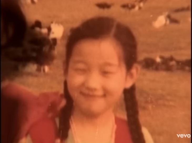 坣娜最後心願催淚曝光，希望大家明白「人生是一趟單程票」，懂「苦難不是懲罰而是一場蛻變」的意義。圖為 坣娜小時候。（圖／翻攝自《奢求》MV youtube）