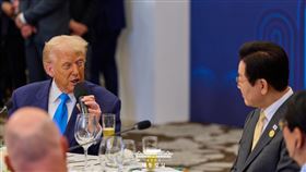 川普此次訪韓展現了不少個人獨特的川式幽默風格。（圖／翻攝自青瓦臺）