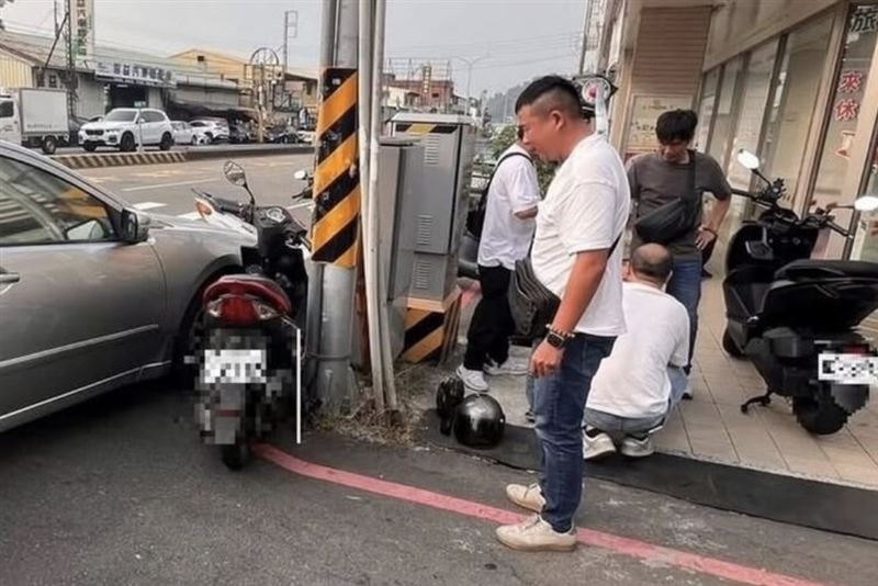 警方在台中市發現葉男，並以人車前後包抄方式圍捕。（圖／翻攝畫面）