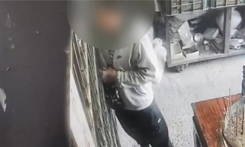 竊賊不僅將神像上的金牌偷走，更將香油錢一掃而空。（圖／翻攝畫面）