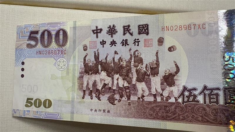 普發一萬元怎麼花？在Dcard掀起熱烈討論，有人儲值遊戲、有人還學貸，也有人決定全數投入股市或買演唱會門票；更有網友笑說「只夠買遙控飛機」。這筆全民紅包雖不大，卻成了照見生活現況與世代選擇的縮影。（圖／資料照片）