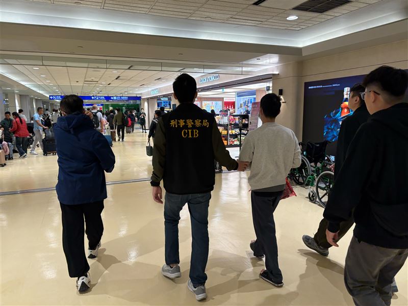 蔡姓男子遭通緝逃美國7年,台美警方聯手遣返回台。(圖/翻攝畫面)