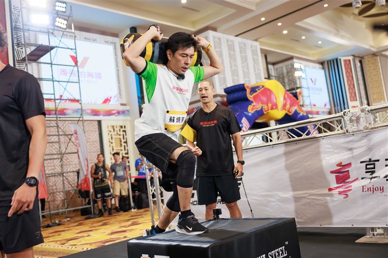 今年60歲的蘇炳憲是節目開播以來年紀最大的參賽者。（圖／好看娛樂提供）