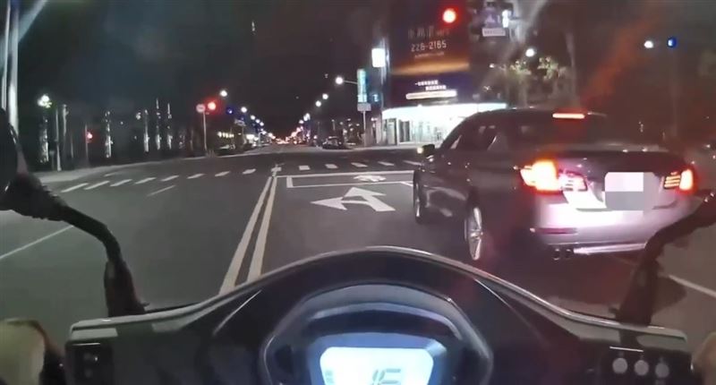 吳男駕駛BMW在路中行駛飄忽不定,民眾因此向警方報案,(圖/翻攝畫面)